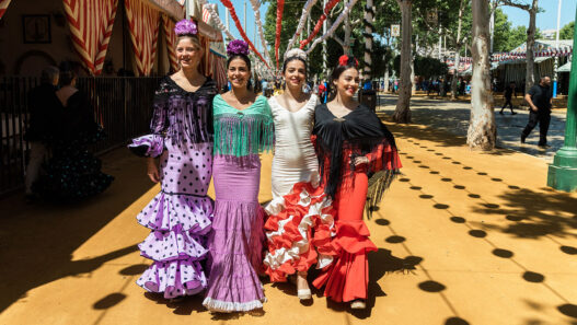 mujeres con vestidos flamencos en la Feria de Abril de Sevilla