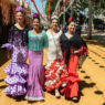 mujeres con vestidos flamencos en la Feria de Abril de Sevilla