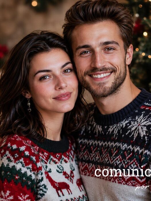 pareja con jerséis navideños