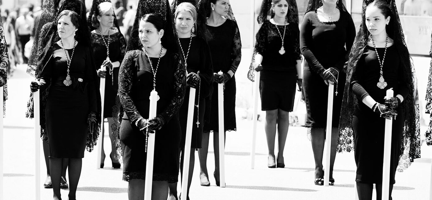 imagen de manolas, mujeres con mantilla en procesión de Semana Santa