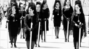 imagen de manolas, mujeres con mantilla en procesión de Semana Santa