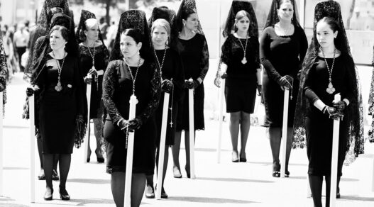 imagen de manolas, mujeres con mantilla en procesión de Semana Santa