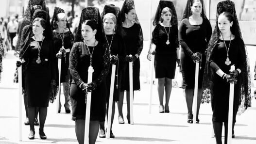 imagen de manolas, mujeres con mantilla en procesión de Semana Santa