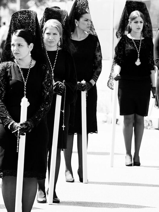 imagen de manolas, mujeres con mantilla en procesión de Semana Santa