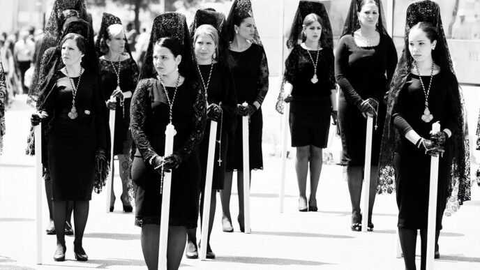 imagen de manolas, mujeres con mantilla en procesión de Semana Santa
